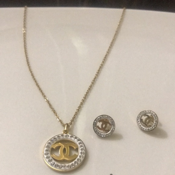 Earrings and pendant with the chain coated with 18 gold with silver stone on it - Picture 5 of 11